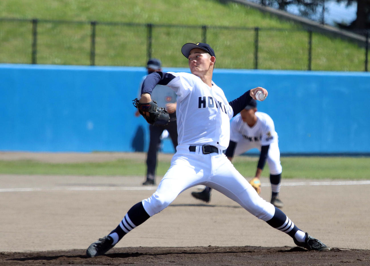 公式戦初登板で3回無安打無失点7奪三振と好投した北海先発の長内（撮影・永野高輔）