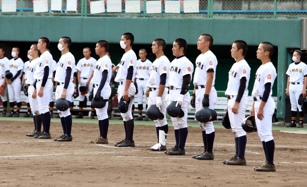 10人で初戦を突破した札幌大谷の選手たち（撮影・永野高輔）