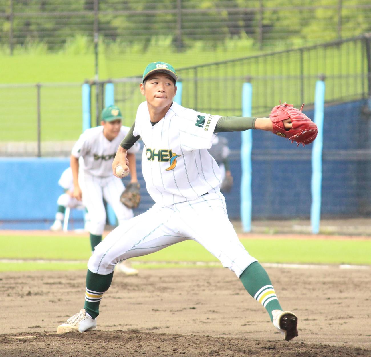叡明対昌平　先発し力投する昌平・川島（撮影・保坂恭子）