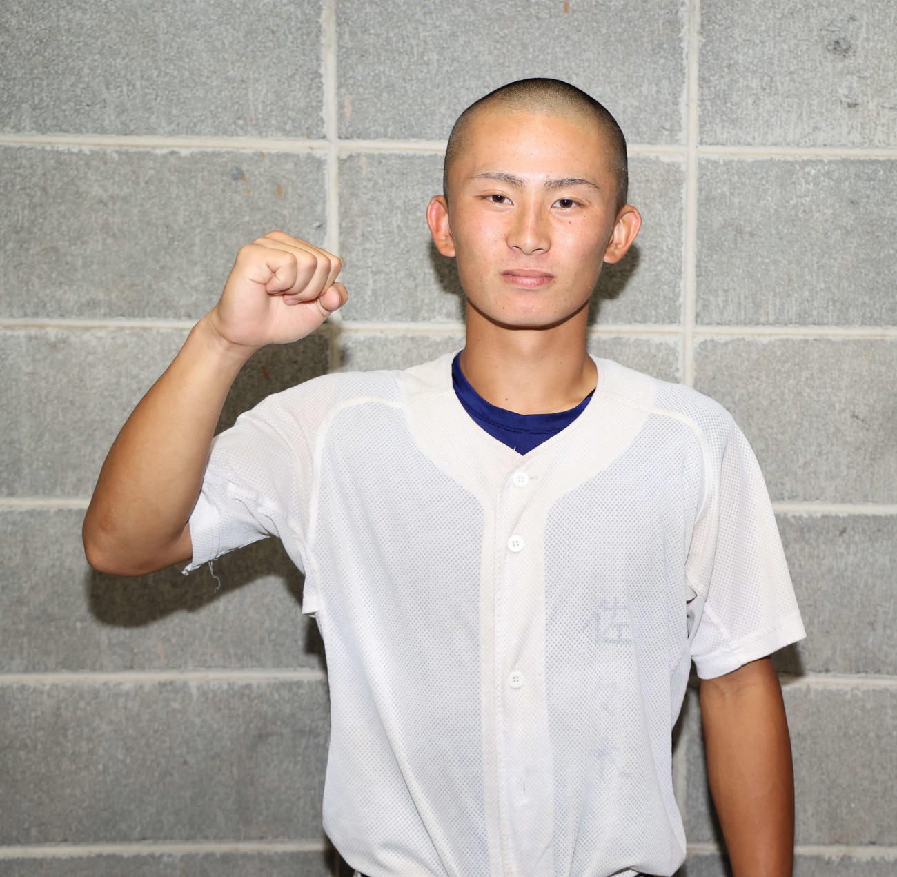 誠恵の佐々木内野手はガッツポーズを見せ、気合十分