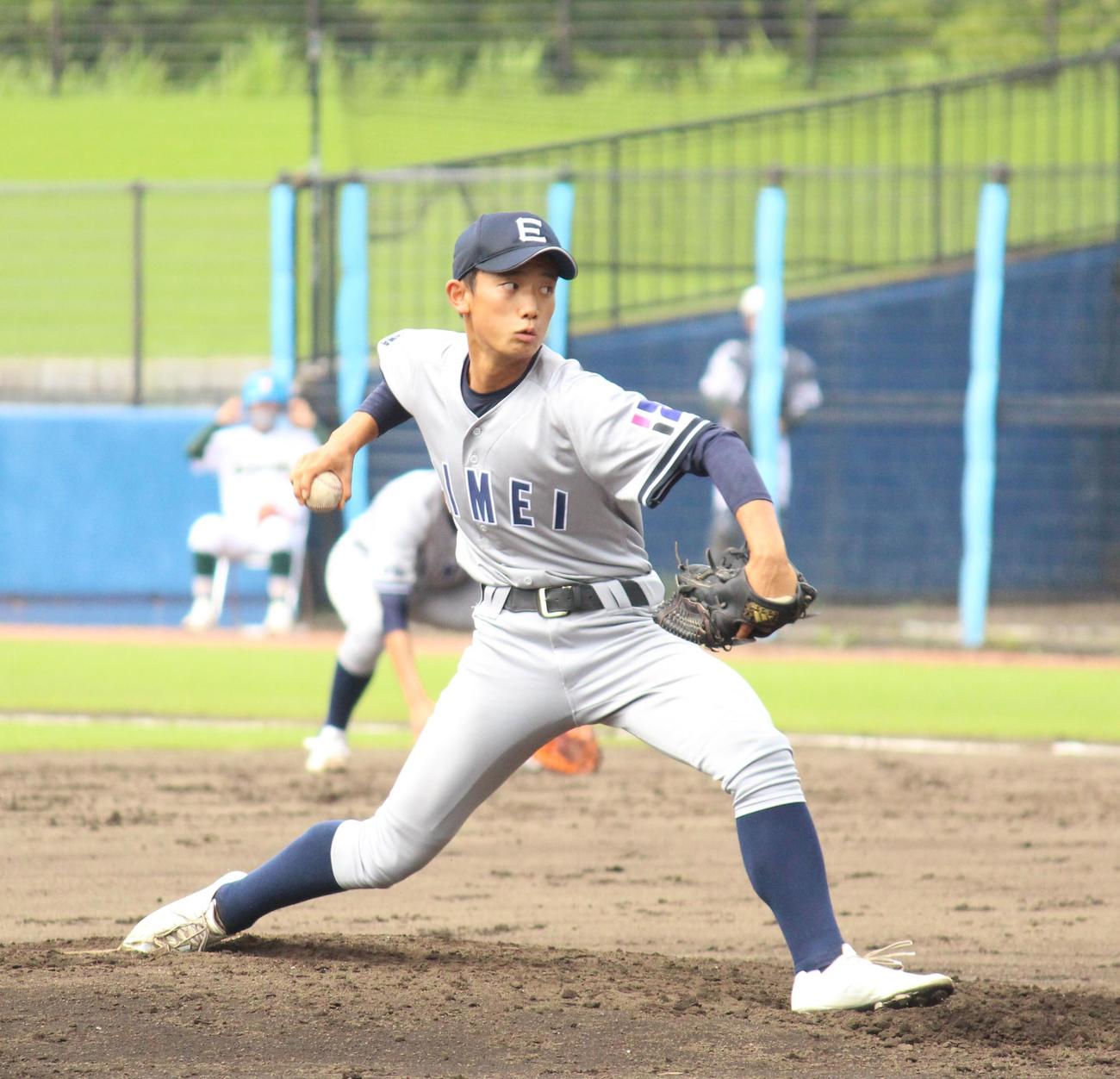 叡明対昌平　先発し力投する叡明・野中（撮影・保坂恭子）
