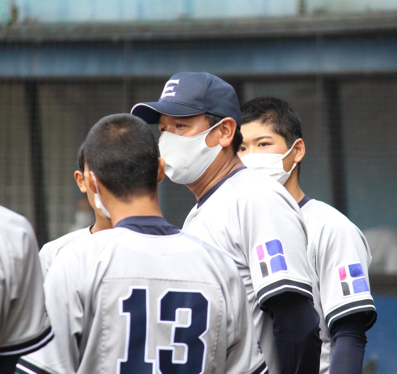 叡明対昌平　イニング間に選手に話す叡明・中村監督（撮影・保坂恭子）