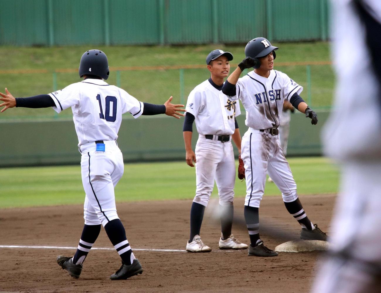 札幌新川対札幌西　9回表札幌西1死一、二塁、高橋（右）が逆転の中越え2点適時三塁打を放ちベンチの声にこたえる（撮影・永野高輔）