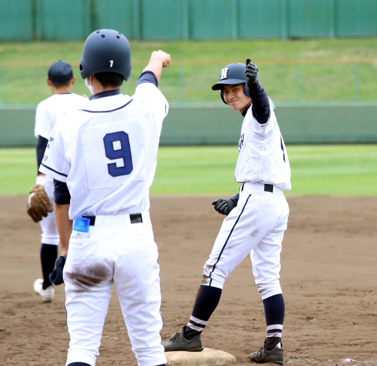 札幌新川対札幌西　9回表札幌西1死満塁、倉林が右前に2点適時打を放ち左手を挙げる（撮影・永野高輔）