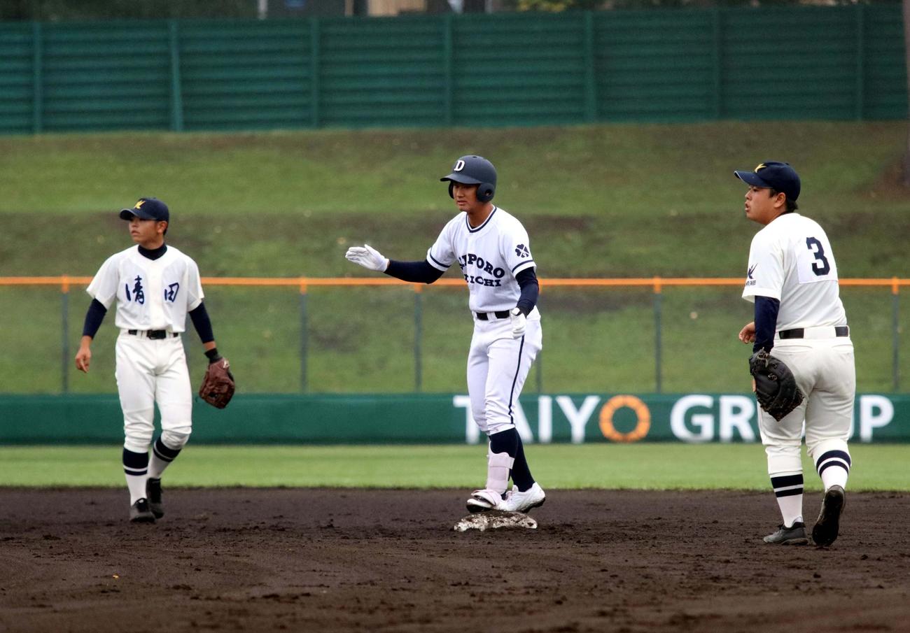 札幌第一対札幌清田　2回裏札幌第一1死二、三塁、賀集が勝ち越しの中越え適時二塁打を放ち塁上で喜ぶ（撮影・永野高輔）