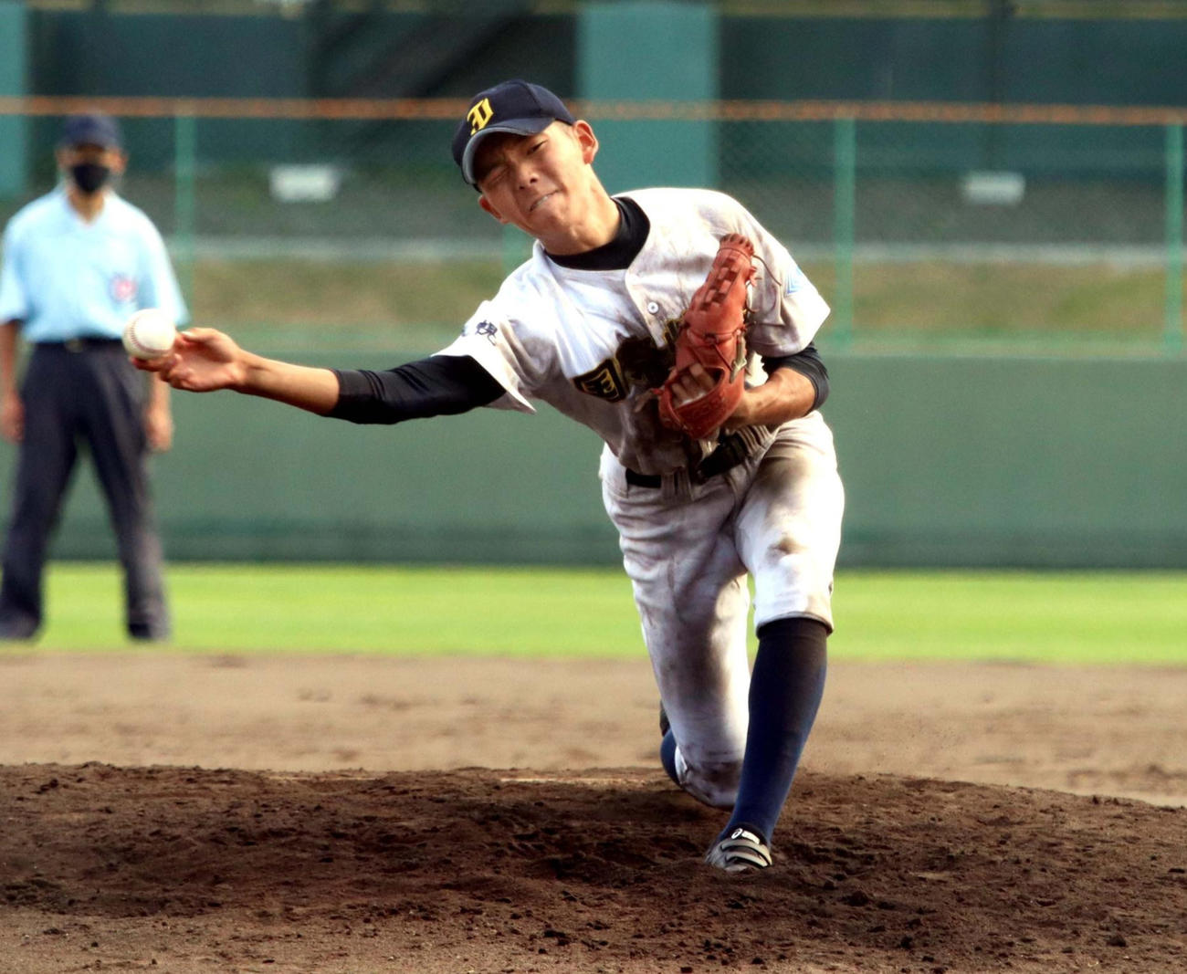 公式戦初登板で力投した札幌国際情報の先発・三浦隼（撮影・永野高輔）