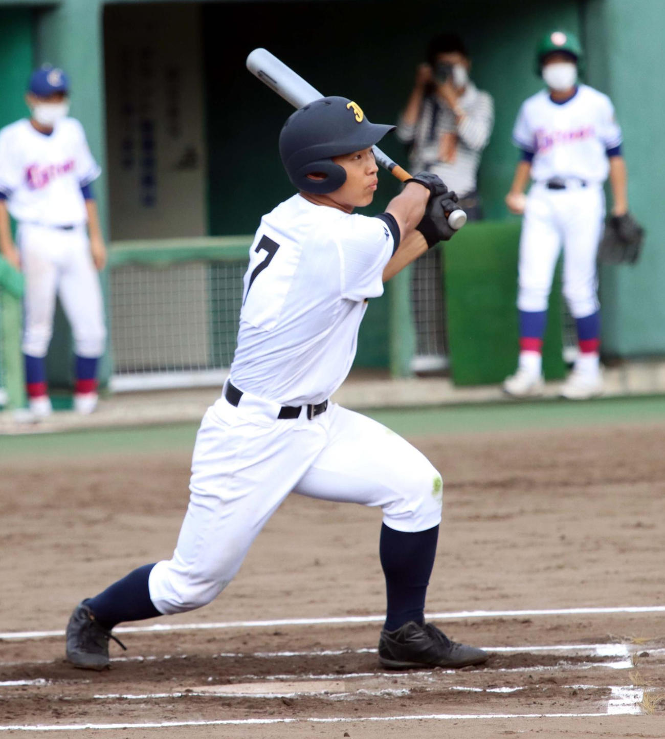 6回表札幌国際情報1死一、二塁、尾崎が右越えに逆転の2点適時二塁打を放つ（撮影・永野高輔）