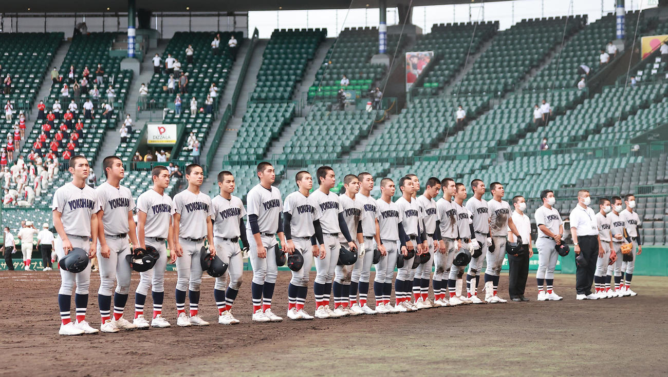 今夏の甲子園で智弁学園に0－5で敗れ応援席にあいさつする横浜の選手たち＝2021年8月21日
