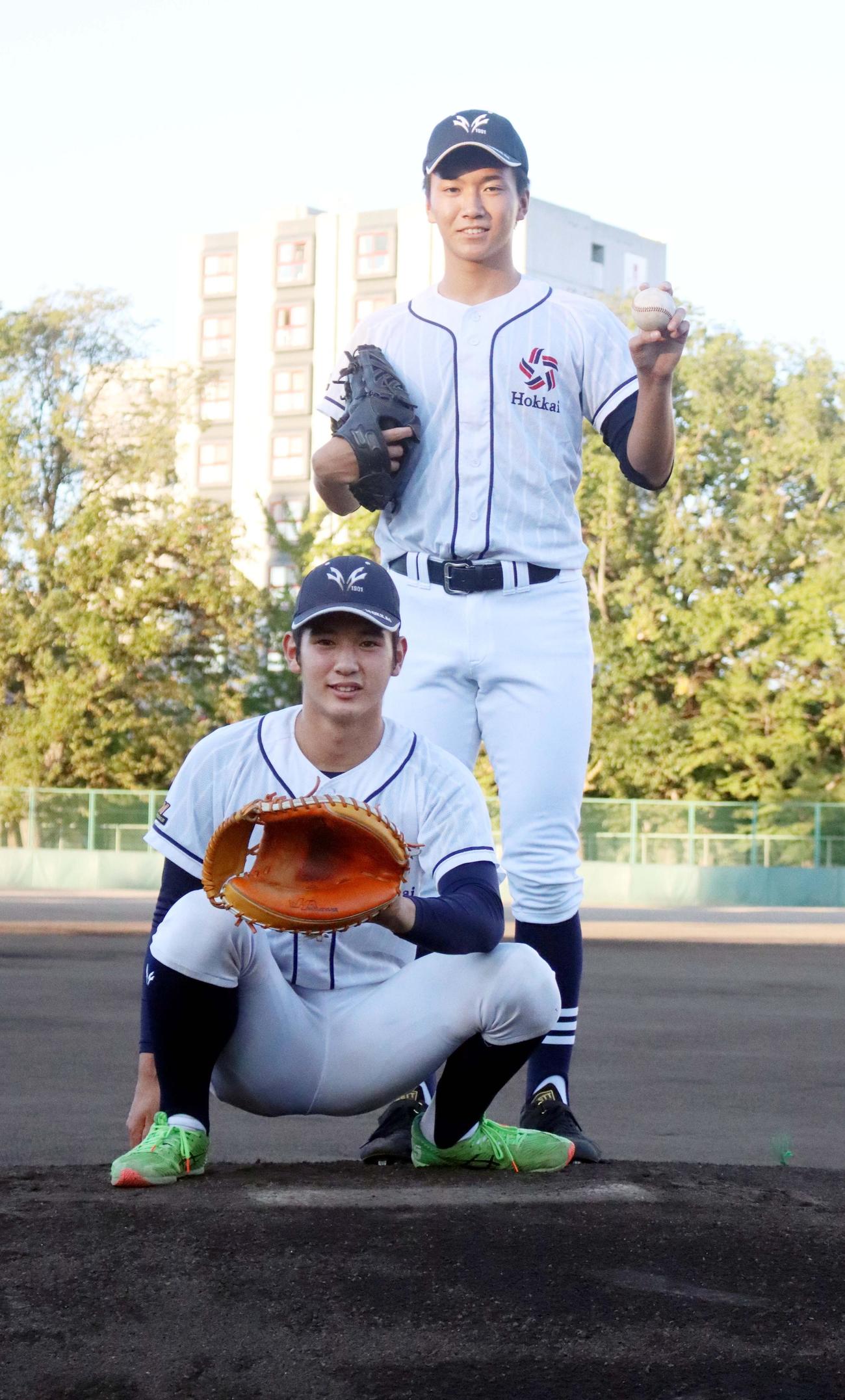 ダブル指名を待つ北海・大津（手前）と木村（撮影・永野高輔）