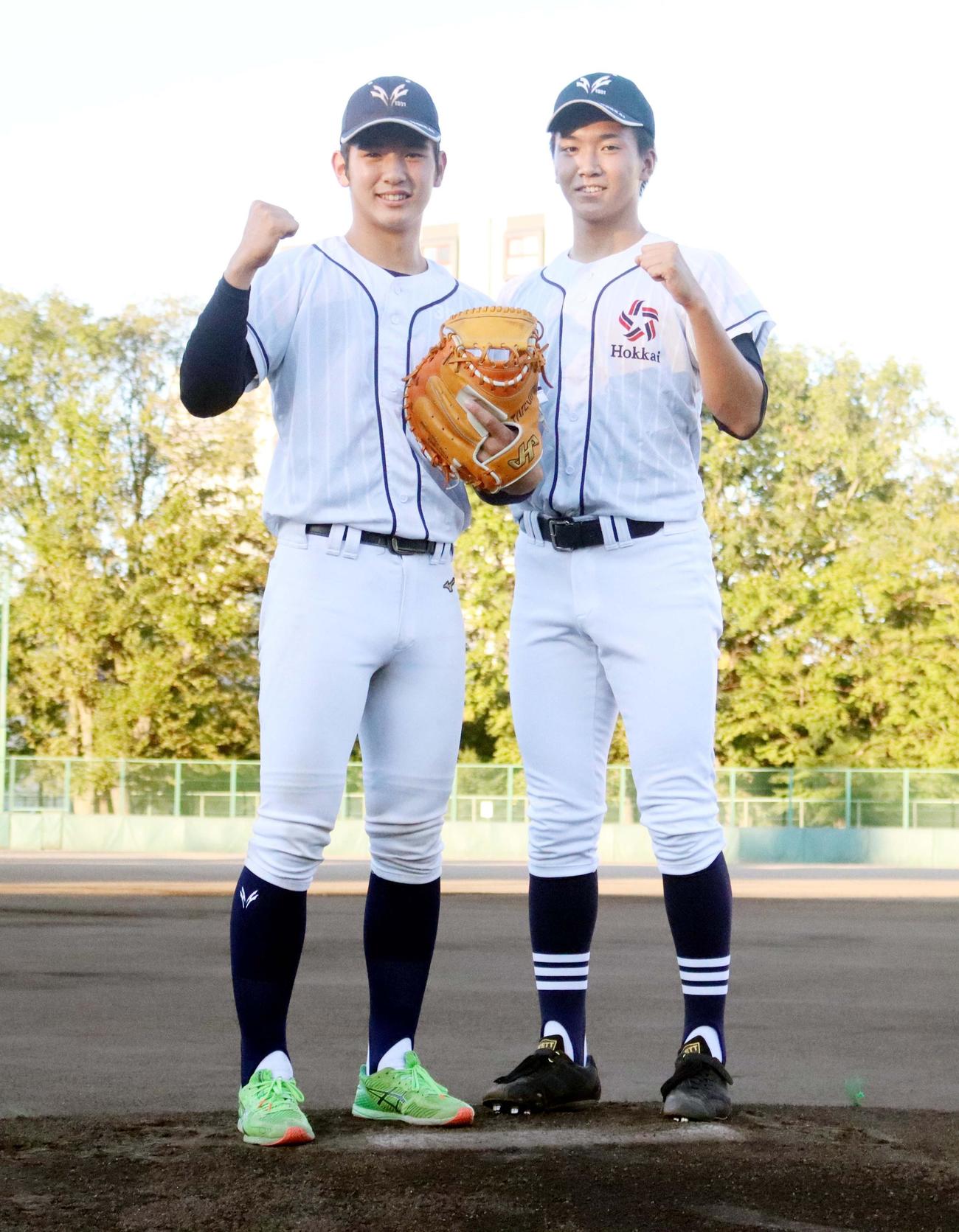 ダブル指名を待つ北海・大津（左）と木村（撮影・永野高輔）