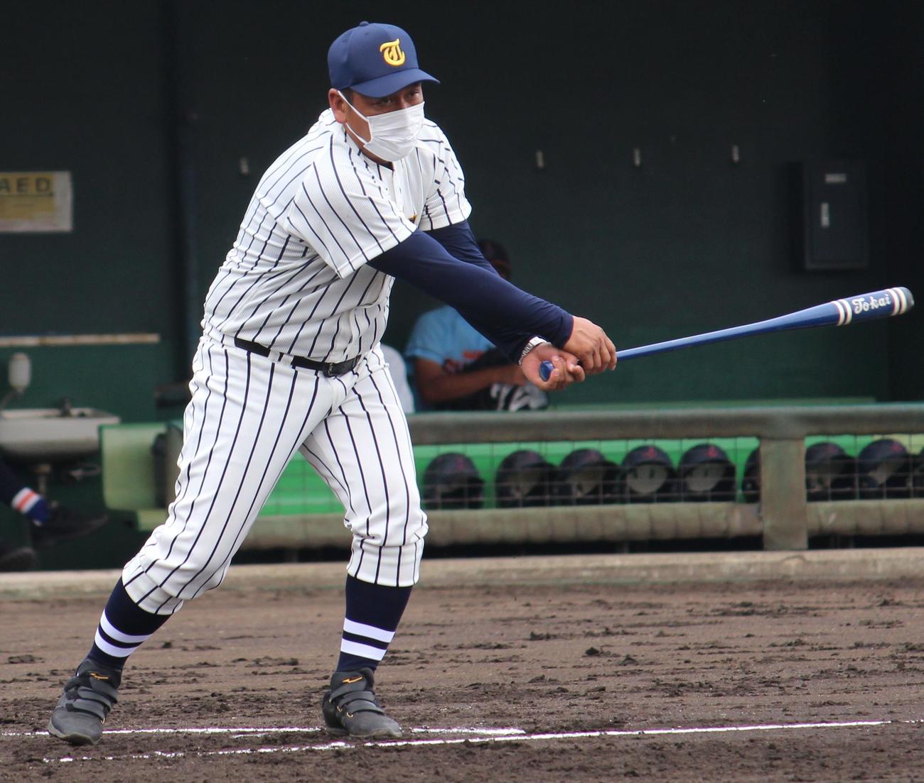 東海大相模対湘南学院　試合前にノックを行う東海大相模・原監督（撮影・古川真弥）