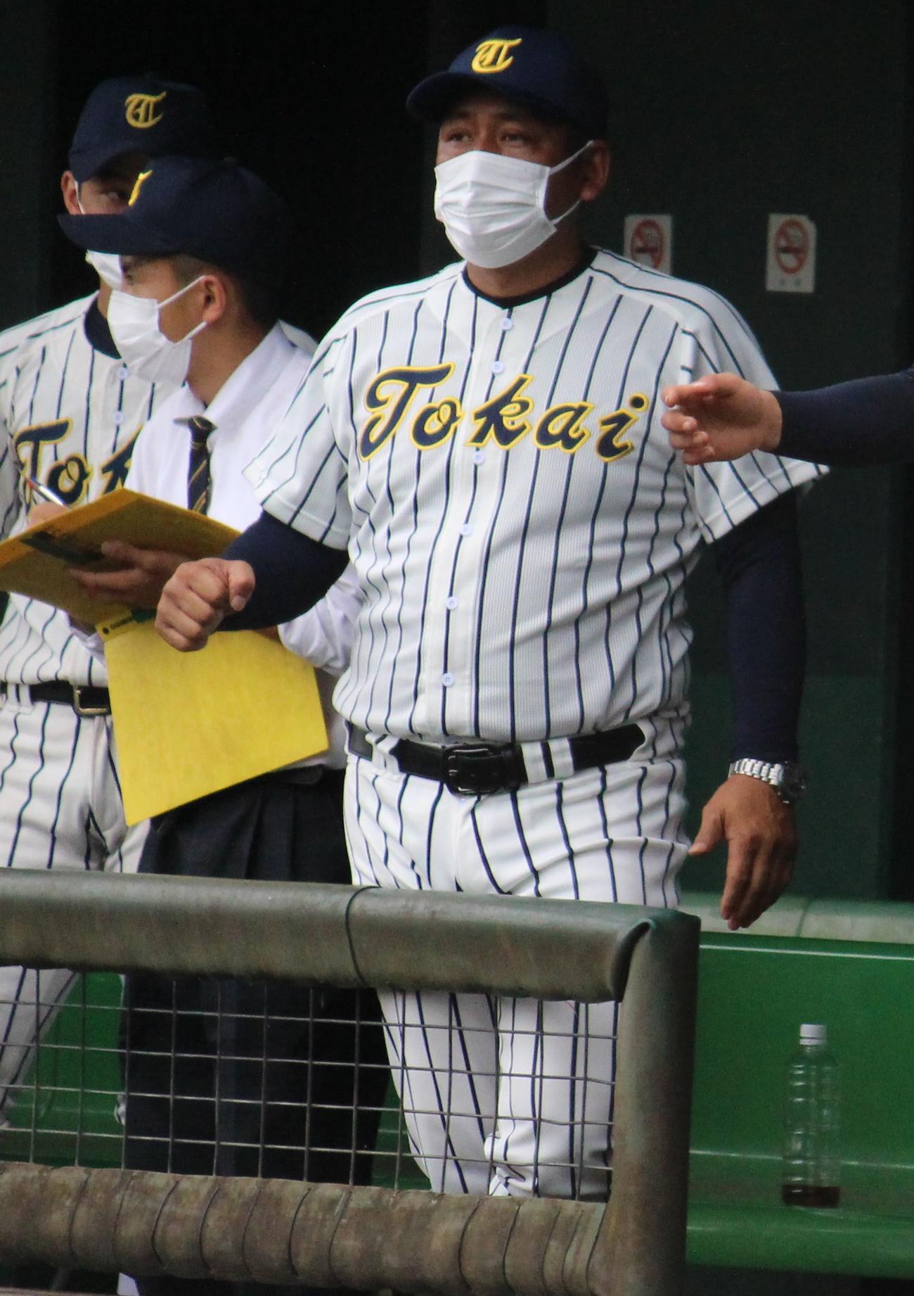 東海大相模対湘南学院　戦況を見詰める東海大相模・原監督（撮影・古川真弥）