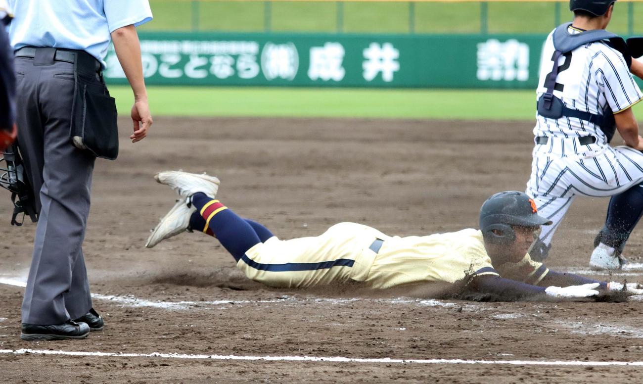8回表帯広農2死二塁、江本の右前適時打で二塁走者の清水がヘッドスライディングで生還する（撮影・永野高輔）