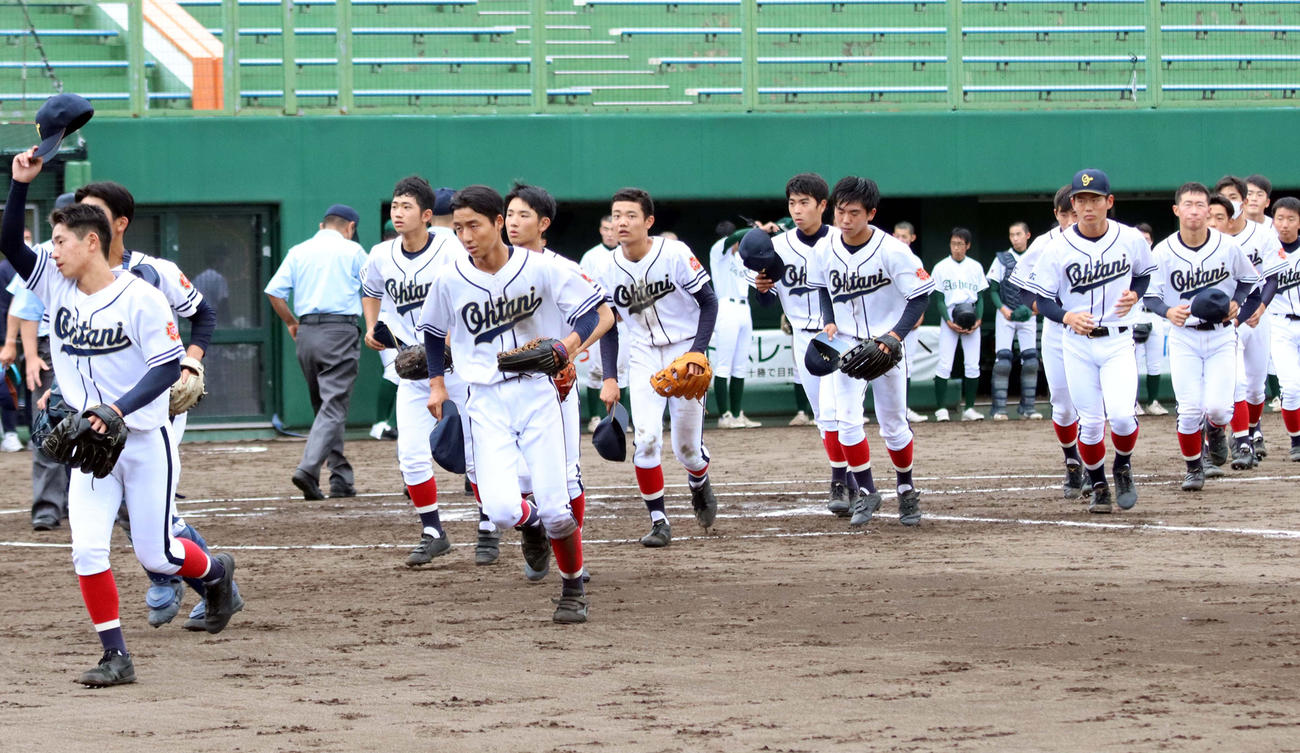 16人で初戦を突破した帯広大谷ナイン（撮影・永野高輔）