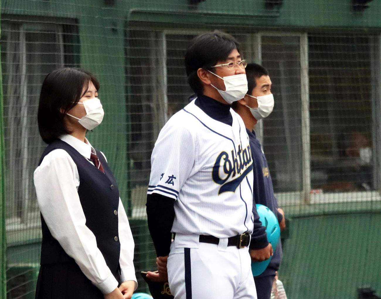 帯広大谷・網野監督の代理で指揮を執った佐藤部長（中央）（撮影・永野高輔）
