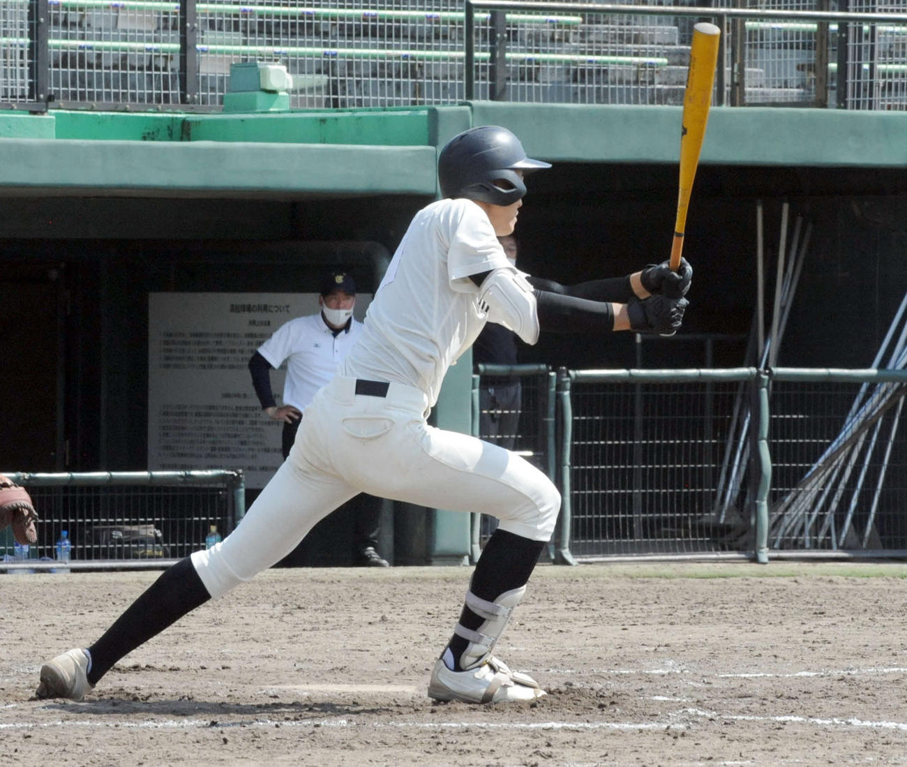 延長11回表1死二塁、浜松工の近藤は決勝の中前打を放つ