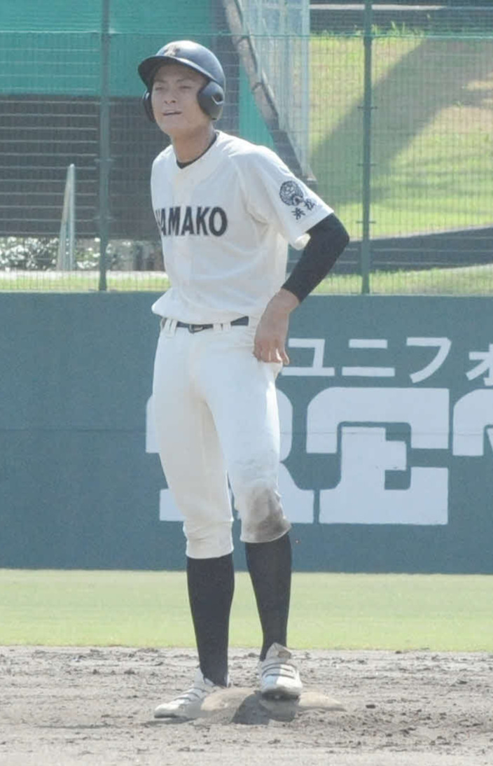 決勝打を放った浜松工の近藤は、ホッとした表情を見せる
