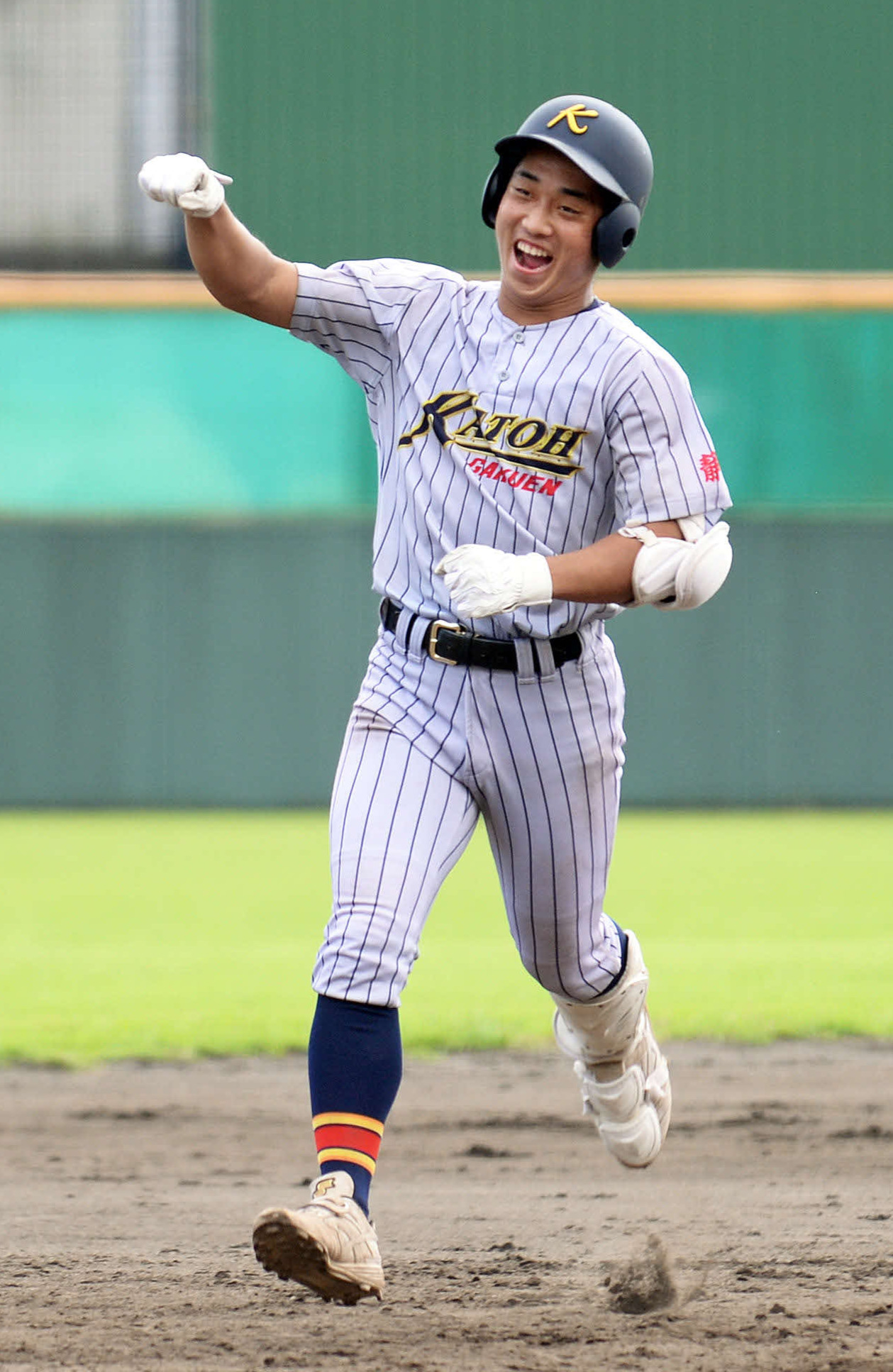 7回に逆転3ランを放ち、ガッツポーズする加藤学園の太田圭
