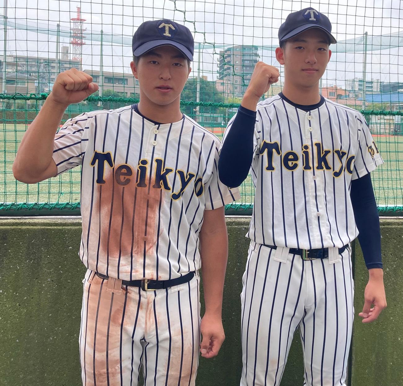 八丈対帝京　二塁打3本にコールドを決める満塁本塁打を放った帝京・小島（左）と5回参考の無安打無得点投球をした高橋（撮影・古川真弥）