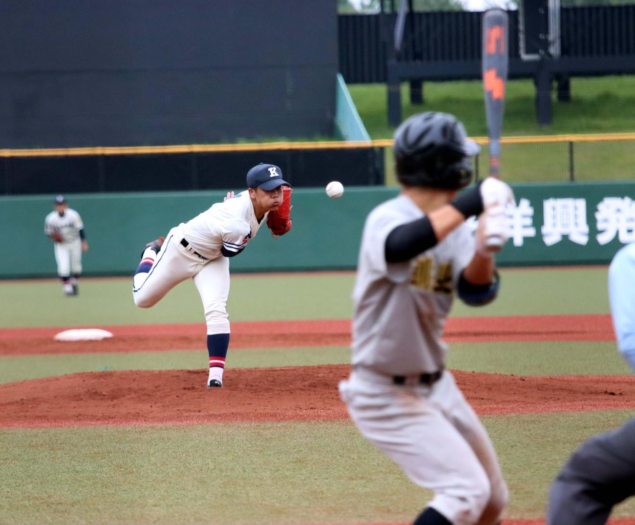 釧路北陽対釧路江南　8回に投手と打者として直接対戦した釧路江南の松田祥（左）と釧路北陽の松田隼（撮影・永野高輔）