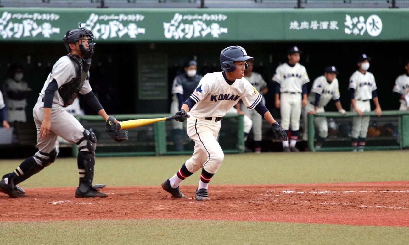 釧路北陽対釧路江南　5回釧路江南2死二、三塁、荻原が先制の右前適時打を放つ（撮影・永野高輔）