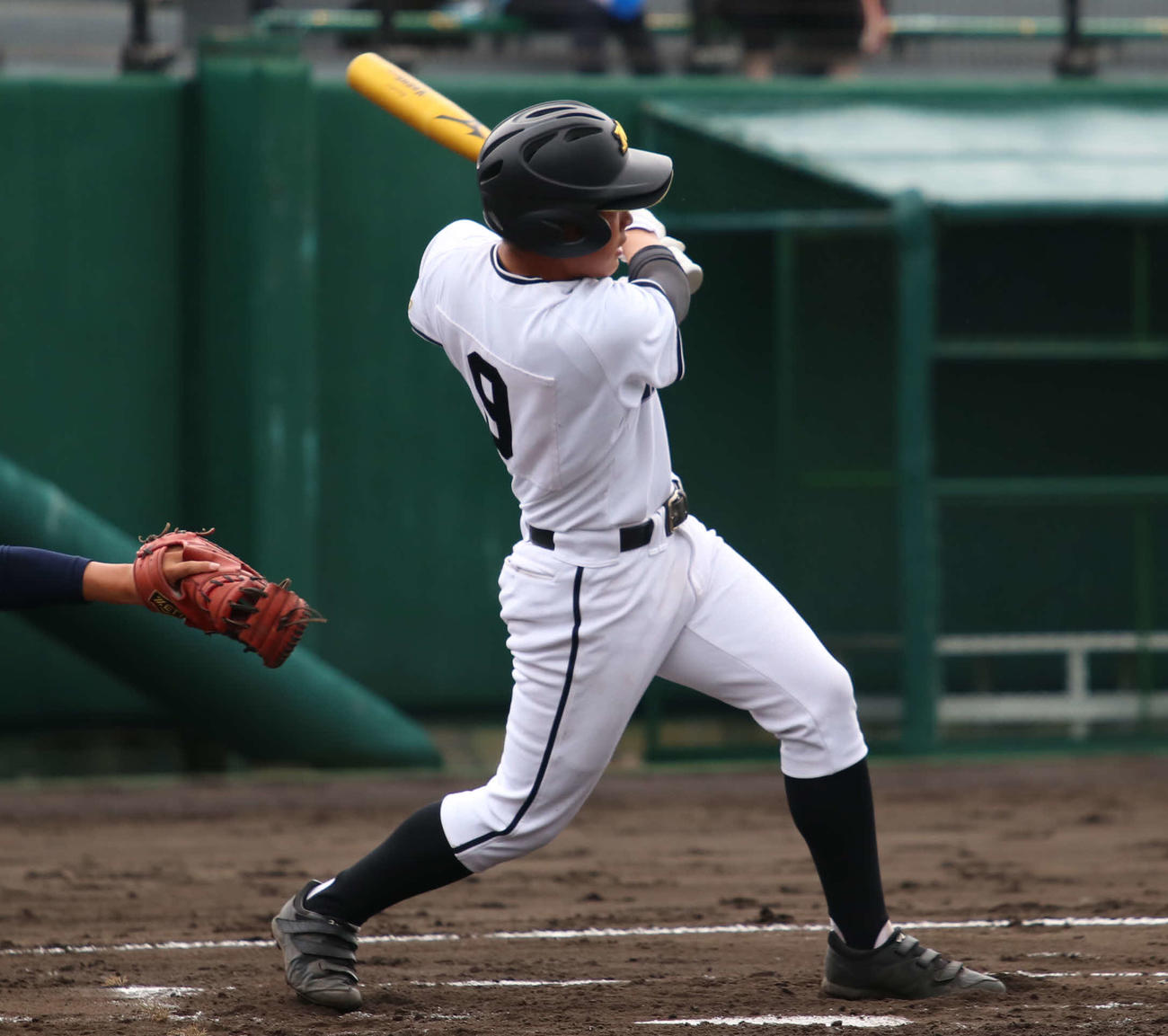 江別対札幌藻岩　1回裏札幌藻岩1死三塁、先制の適時三塁打を放つ工藤（撮影・山崎純一）