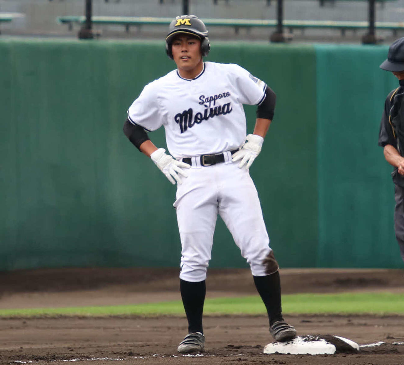 江別対札幌藻岩　1回裏札幌藻岩1死三塁、先制の適時三塁打を放ち、塁上でベンチを見つめる工藤（撮影・山崎純一）