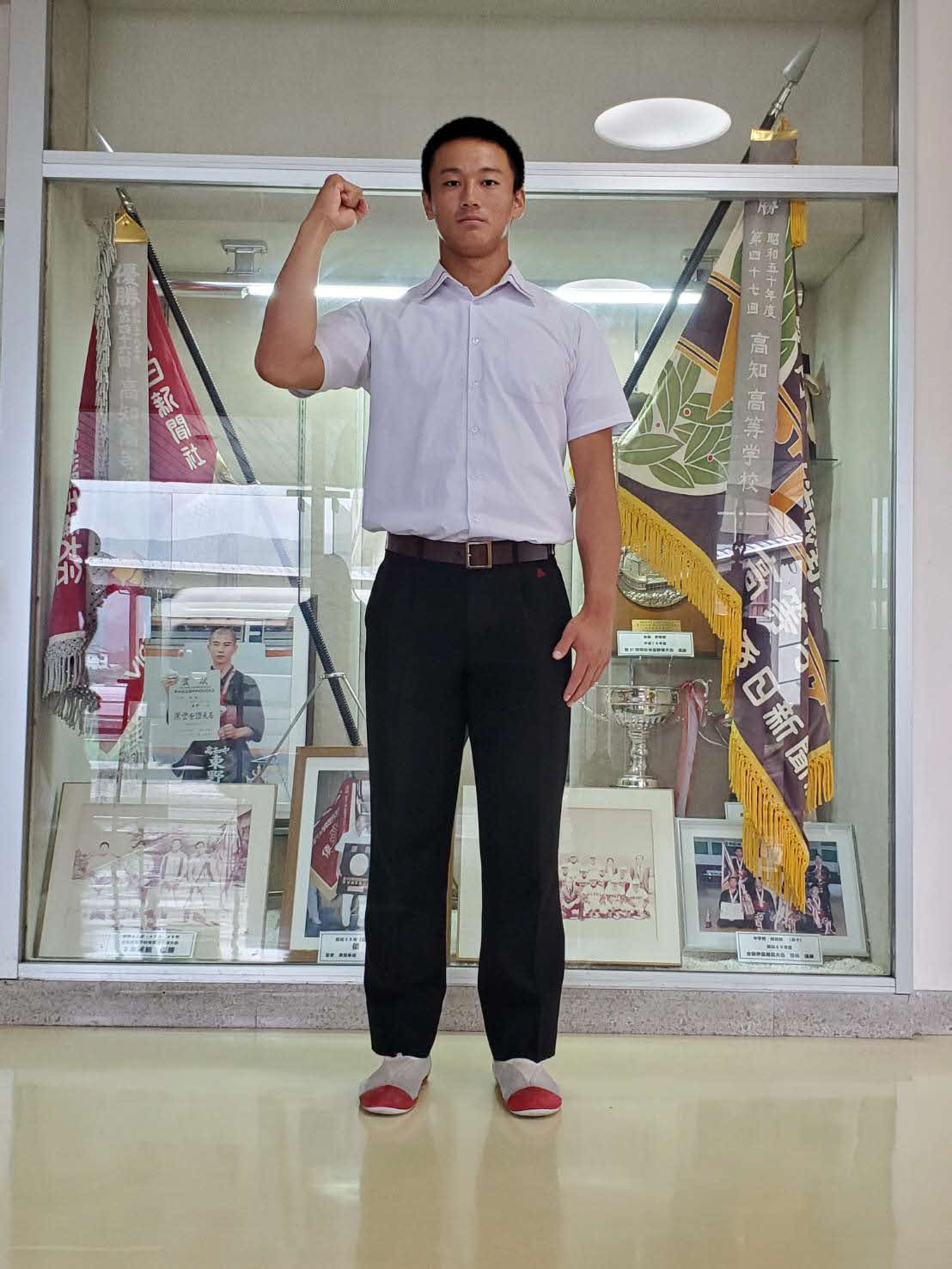 今秋ドラフト上位候補の高知・森木は同校の64年夏と75年センバツの甲子園優勝旗の前でプロへの思いを新たにした