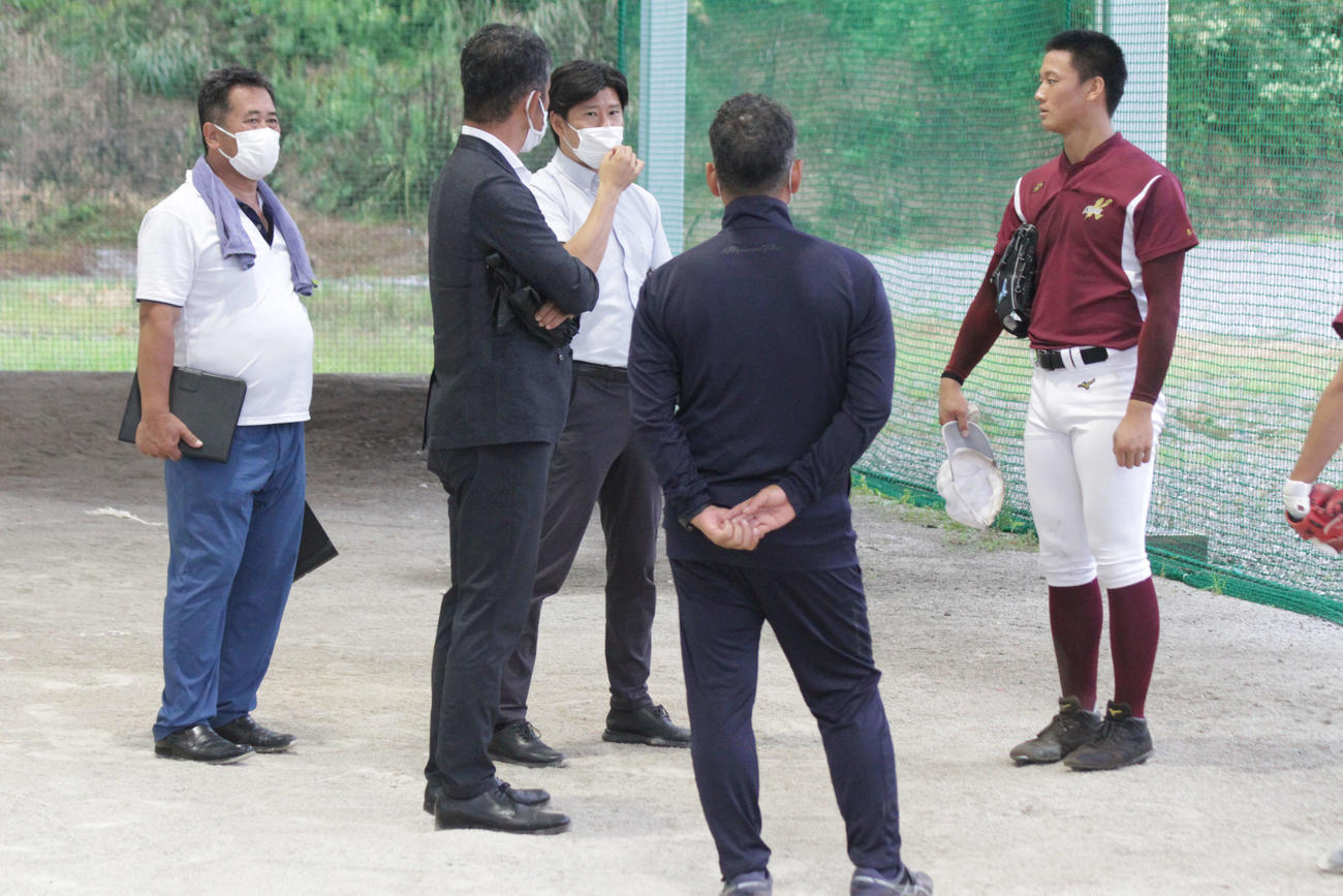 高知・森木大智（右）はソフトバンクの左から山崎スカウト、福山アマスカウトチーフ、山本スカウトと面談する