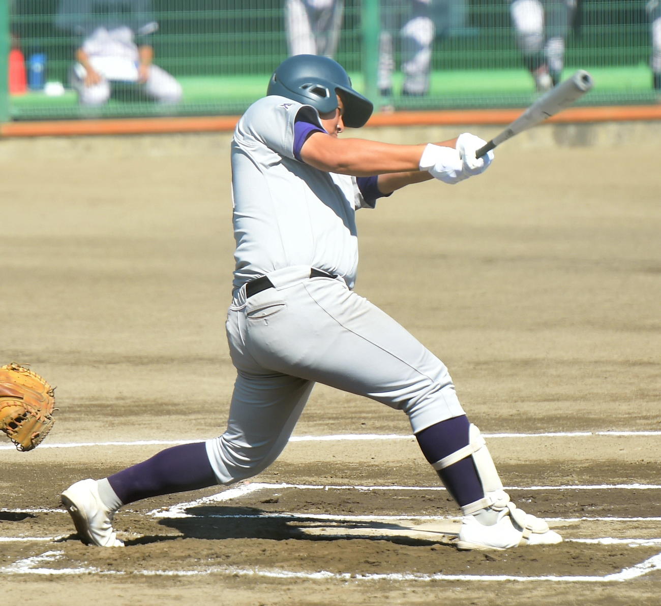 花巻東対黒沢尻工　1回表花巻東1死一塁、先制の2点本塁打を放つ佐々木麟（撮影・山田愛斗）