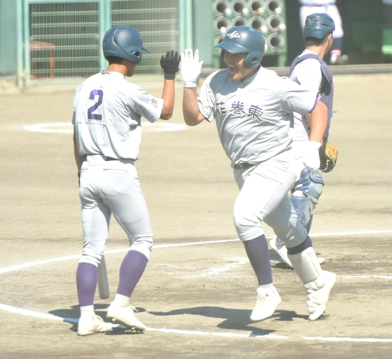 花巻東対黒沢尻工　1回表花巻東1死一塁、先制の2点本塁打を放ち笑顔で生還する佐々木麟（右）（撮影・山田愛斗）