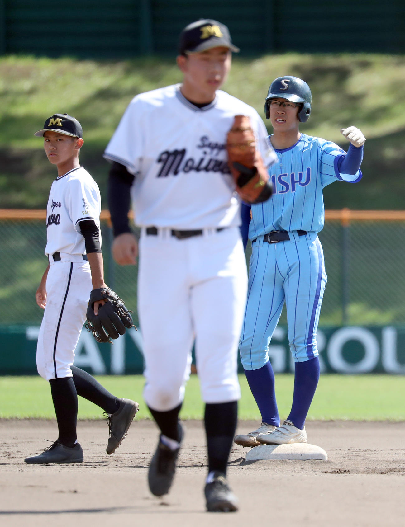 札幌静修対札幌藻岩　1回表札幌静修1死一、二塁、鈴木渉（右奥）は先制の適時二塁打を放ちガッツポーズをする（撮影・佐藤翔太）