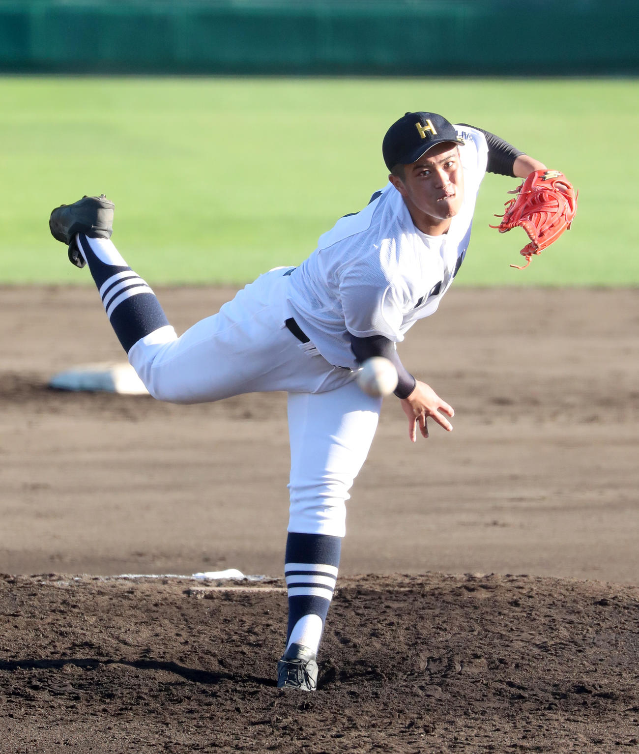北海学園札幌対北海　力投する北海先発の熊谷（撮影・佐藤翔太）