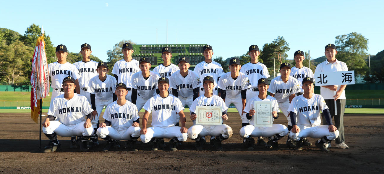札幌支部Cブロック優勝を決め記念撮影をする北海ナイン（撮影・佐藤翔太）