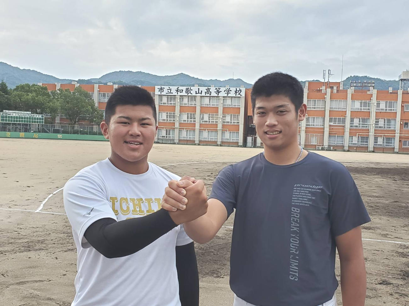今秋ドラフト候補の市和歌山・松川（左）と小園は阪神、DeNA、日本ハムと面談後、健闘を誓った