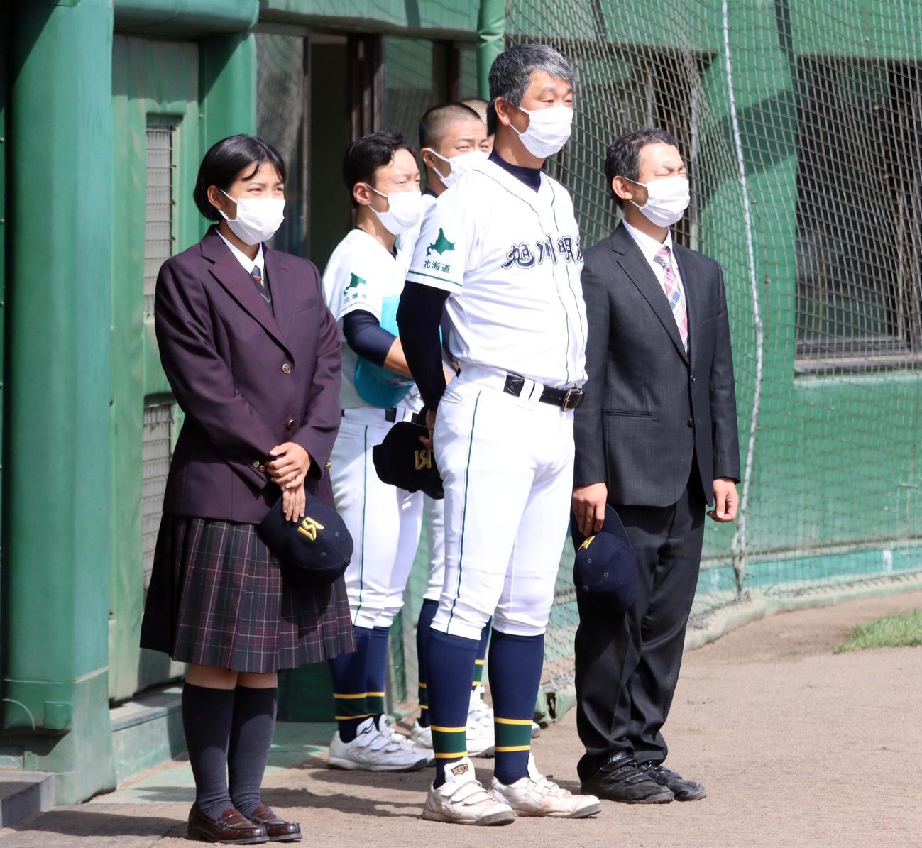 旭川明成対旭川永嶺　代表決定戦進出を決めベンチ前に整列する旭川明成・千葉監督（中央）（撮影・永野高輔）