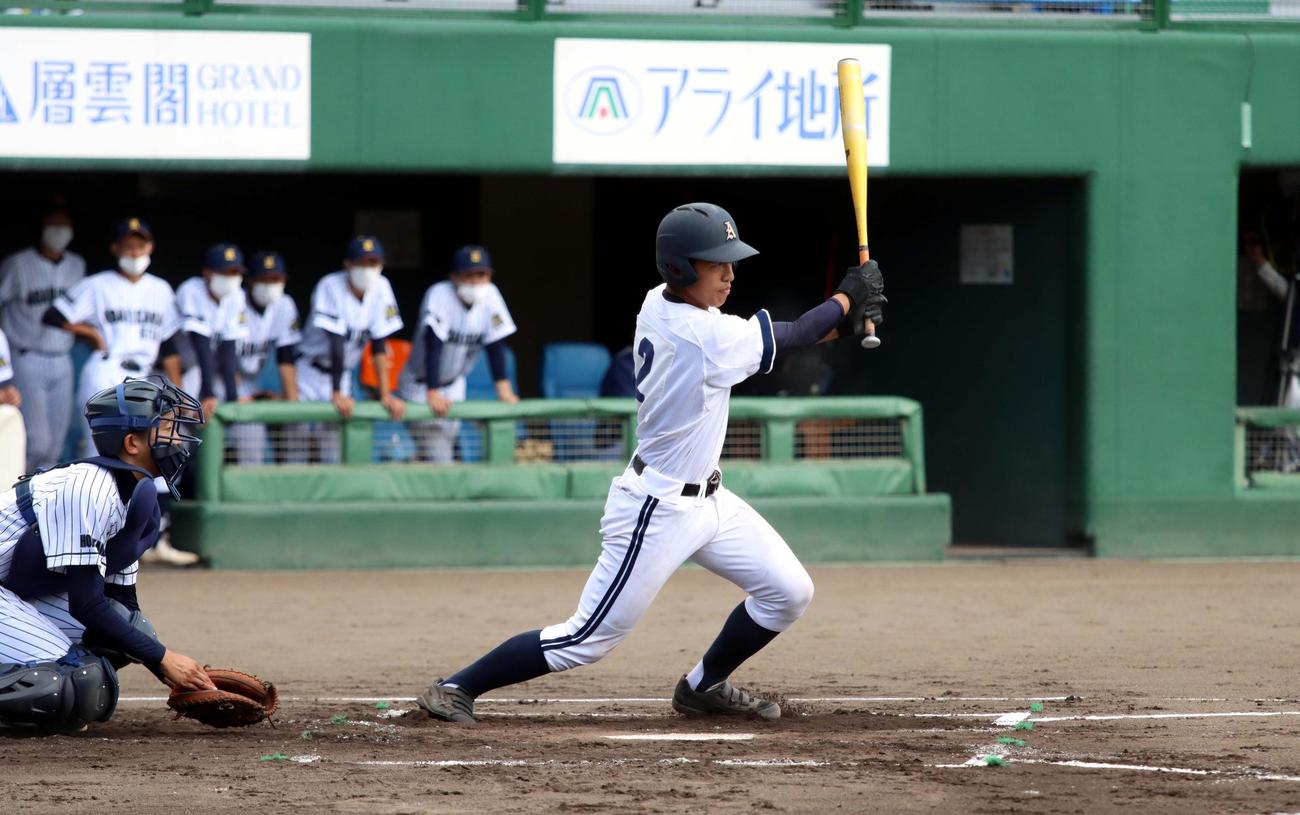 旭川東対旭川北　1回裏旭川東2死一、三塁、秋山が左中間に適時打を放つ（撮影・永野高輔）