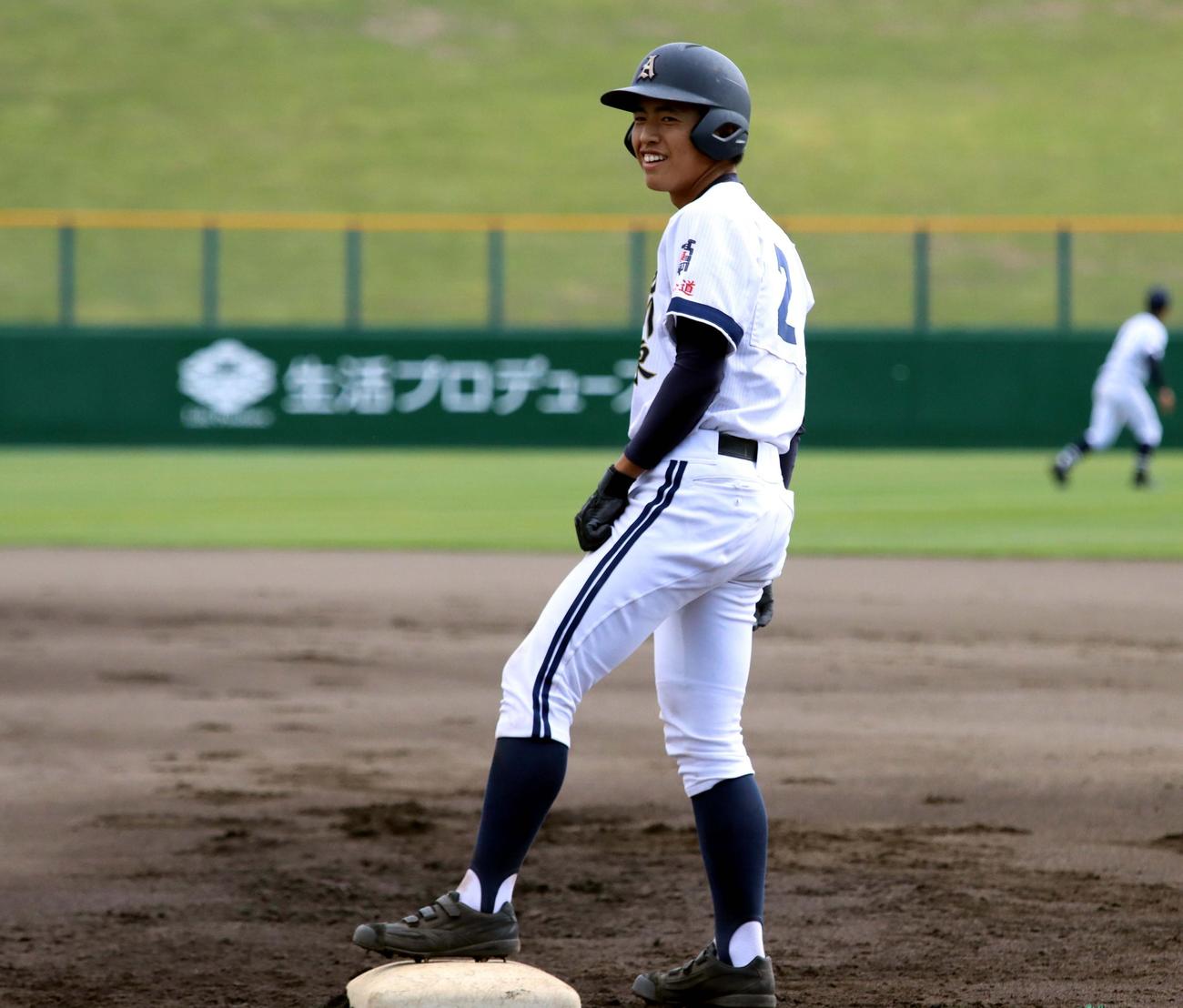 旭川東対旭川北　1回裏旭川東2死一、三塁、秋山が左中間に適時打を放ち塁上で笑顔を見せる（撮影・永野高輔）
