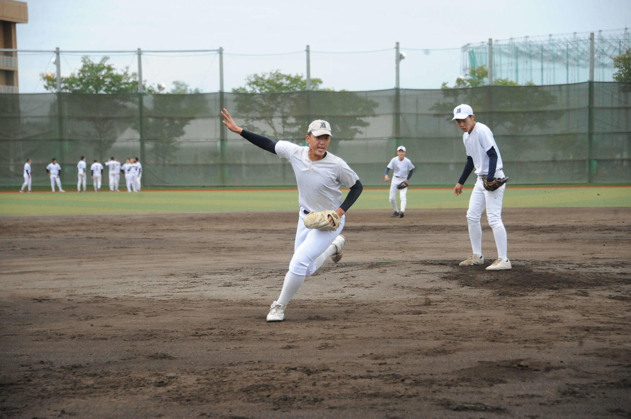 シートノックで打球処理に走る田中晴也