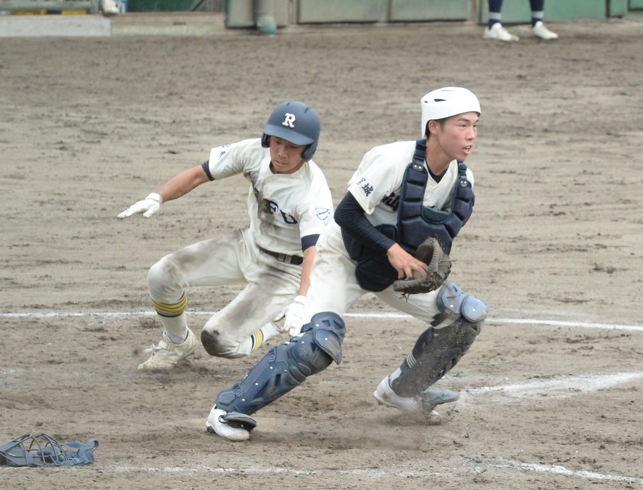 5回、利府・万城目（左）は鈴木の一ゴロで生還する