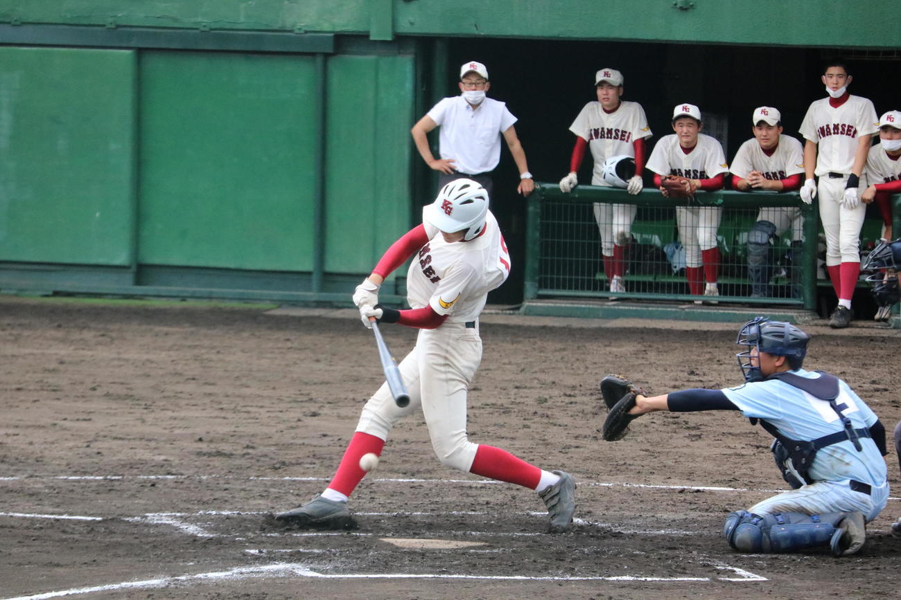 6回無死一塁、関西学院の新井亮規浩（あきひろ＝2年）は代打で二ゴロに倒れる（撮影・林亮佑）
