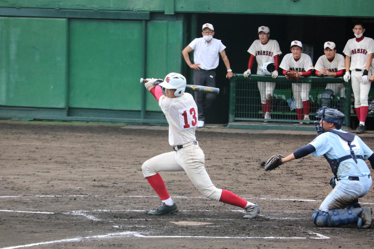 6回無死一塁、関西学院の新井亮規浩（あきひろ＝2年）は代打で二ゴロに倒れる（撮影・林亮佑）