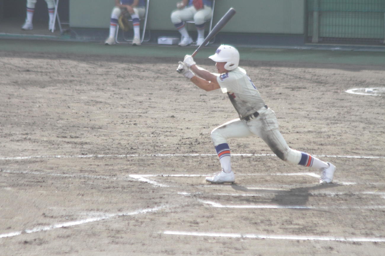 神戸国際大付の久保勇吹外野手は7回に中堅へ二塁打を放つなど3安打の活躍を見せた