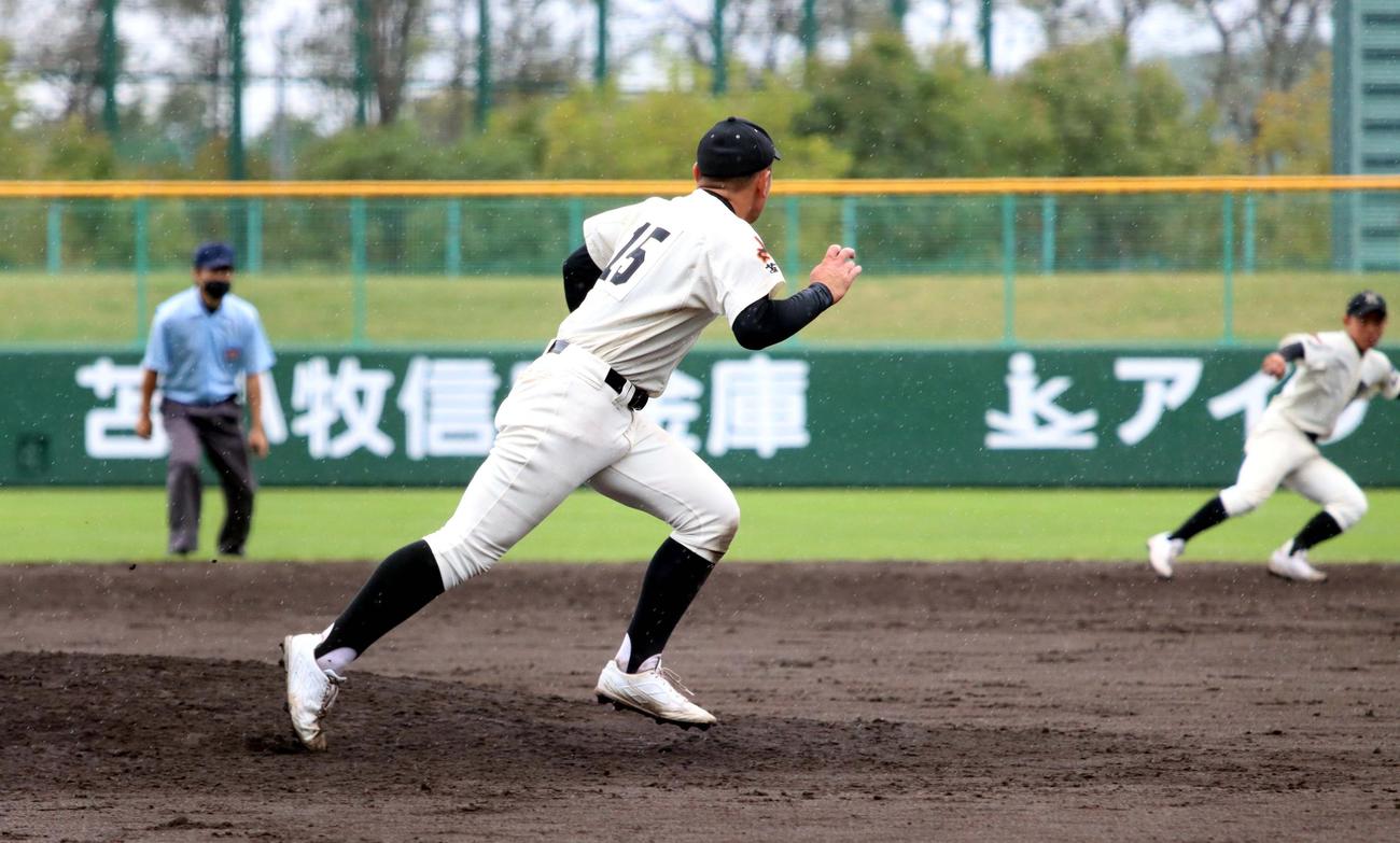 駒大苫小牧対室蘭栄　ベースカバーに入る駒大苫小牧の背番号15、伊藤（撮影・永野高輔）