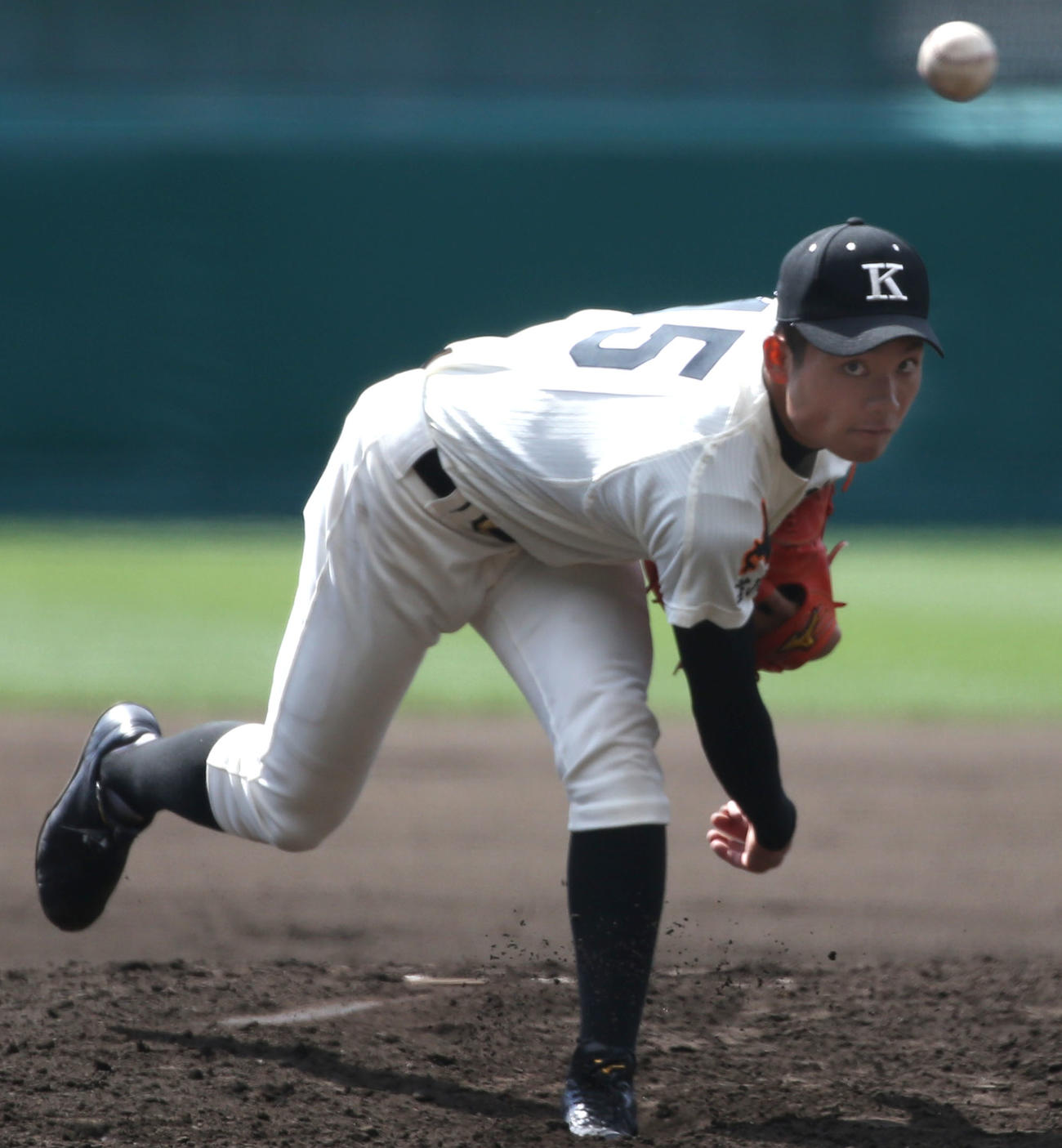 14年春の甲子園1回戦で完封する駒大苫小牧の背番号15、伊藤大海