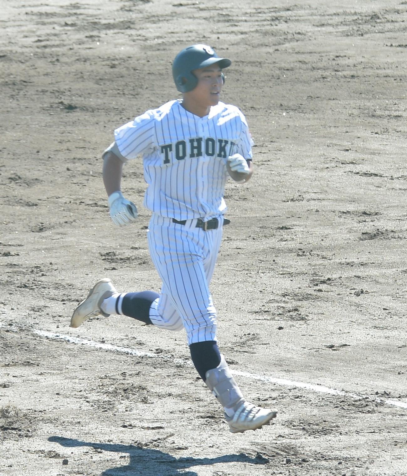 仙台商対東北　3回裏東北2死二塁、2ランを放ちダイヤモンドを周回する阿部（撮影・佐藤究）