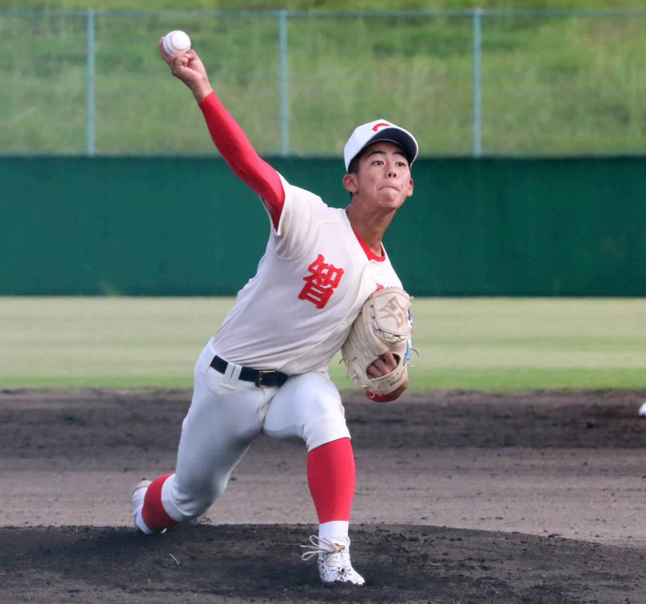 5回をパーフェクトに抑えた智弁学園・大坪廉（撮影・林亮佑）