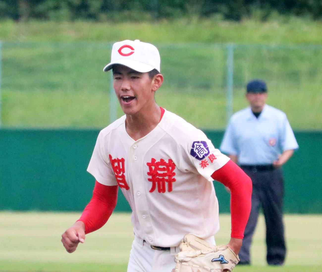 3回表、3者連続三振を奪った智弁学園・大坪廉はほえながらベンチに戻る（撮影・林亮佑）