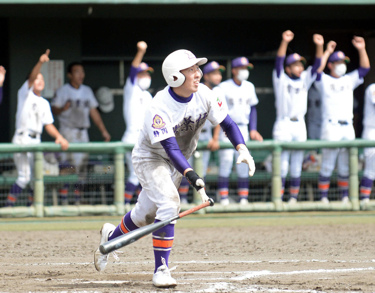 常葉学園橘は延長11回に松田内野手が決勝打を放ち、ベンチも総立ちで喜ぶ
