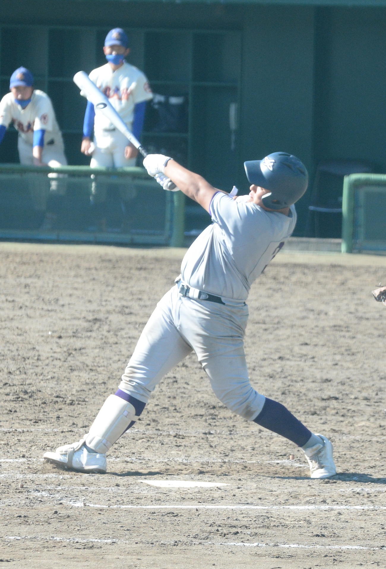 8回、高校通算34本目となる右中間越え2点本塁打を放つ花巻東・佐々木麟（撮影・濱本神威）